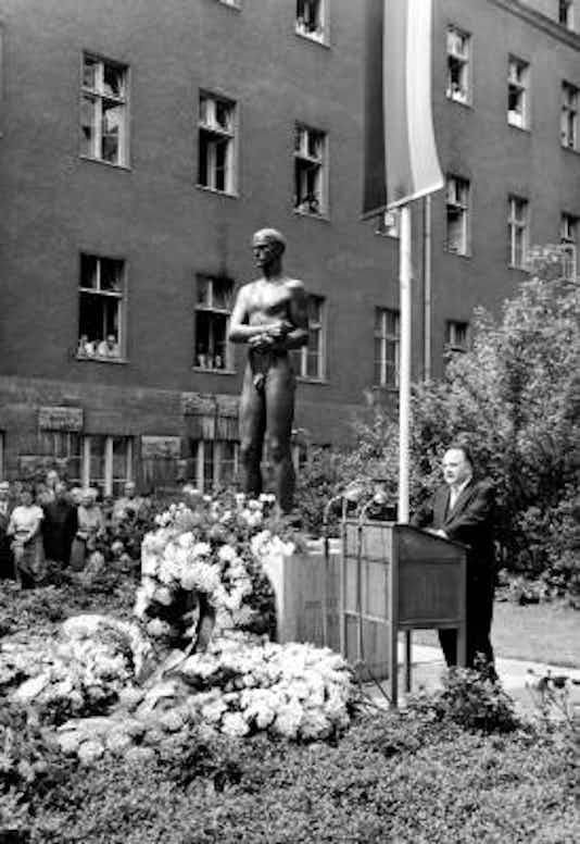Gedenkfeier, Ehrenhof des Bendlerblocks in der Stauffenbergstraße, Berlin, 20.07.1955