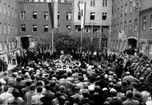 Gedenkfeier, Ehrenhof des Bendlerblocks in der Stauffenbergstraße, Berlin, 20.07.1957