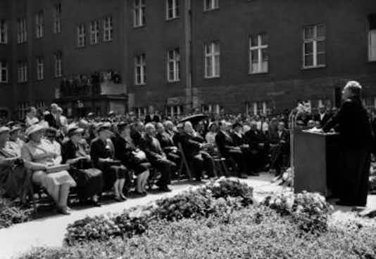 Gedenkfeier, Ehrenhof des Bendlerblocks in der Stauffenbergstraße, Berlin, 20.07.1958