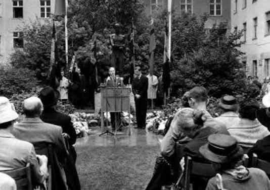 Gedenkfeier, Ehrenhof des Bendlerblocks in der Stauffenbergstraße, Berlin, 20.07.1961