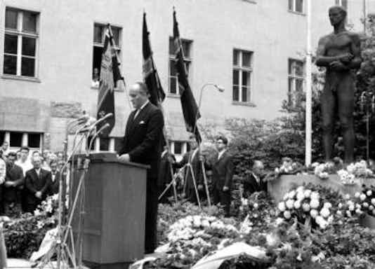 Gedenkfeier, Ehrenhof des Bendlerblocks in der Stauffenbergstraße, Berlin, 20.07.1962