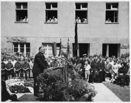 Gedenkfeier, Ehrenhof des Bendlerblocks in der Stauffenbergstraße, Berlin, 20.07.1964