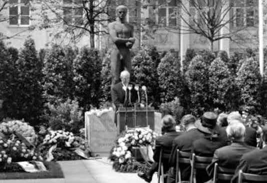 Gedenkfeier, Ehrenhof des Bendlerblocks in der Stauffenbergstraße, Berlin, 20.07.1965