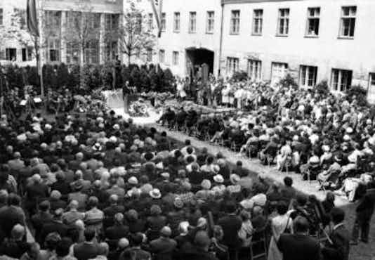 Gedenkfeier, Ehrenhof des Bendlerblocks in der Stauffenbergstraße, Berlin, 20.07.1965