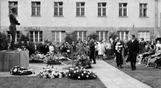 Gedenkfeier, Ehrenhof der Gedenk- und Bildungsstätte Stauffenbergstraße, Berlin, 20.07.1971