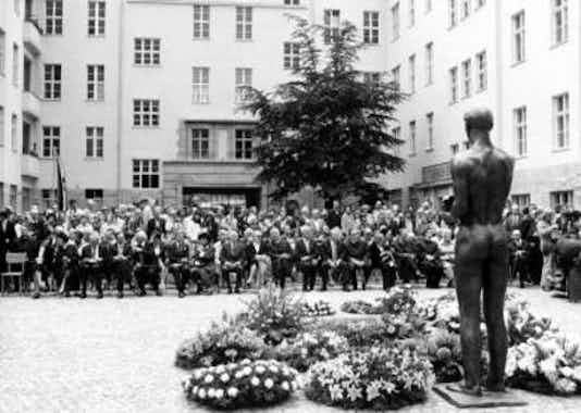 Gedenkfeier, Ehrenhof der Gedenk- und Bildungsstätte Stauffenbergstraße, Berlin, 20.07.1980