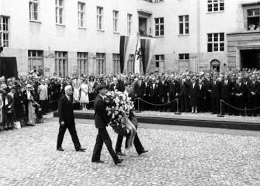 Gedenkfeier, Ehrenhof der Gedenkstätte Deutscher Widerstand in der Stauffenbergstraße, Berlin, 20.07.1984