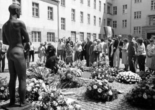 Gedenkfeier, Ehrenhof der Gedenkstätte Deutscher Widerstand in der Stauffenbergstraße, Berlin, 20.07.1985