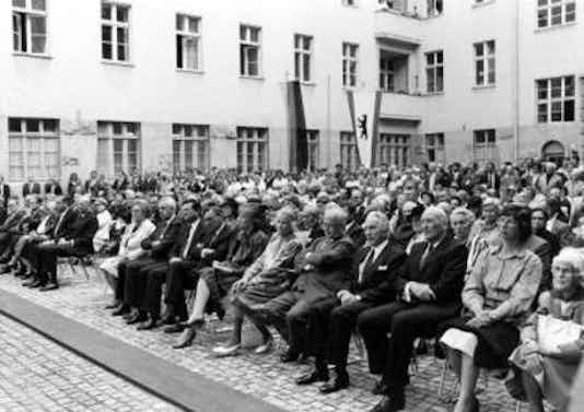 Gedenkfeier, Ehrenhof der Gedenkstätte Deutscher Widerstand in der Stauffenbergstraße, Berlin, 20.07.1986