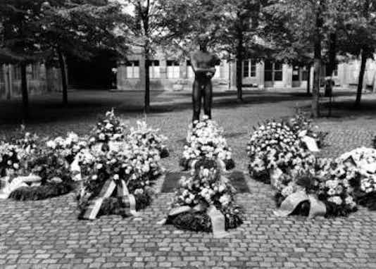 Gedenkfeier, Ehrenhof der Gedenkstätte Deutscher Widerstand in der Stauffenbergstraße, Berlin, 20.07.1988