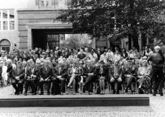 Gedenkfeier, Ehrenhof der Gedenkstätte Deutscher Widerstand in der Stauffenbergstraße, Berlin, 20.07.1990