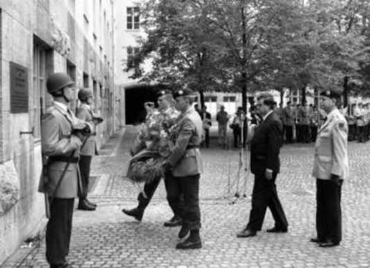 Gedenkfeier, Ehrenhof der Gedenkstätte Deutscher Widerstand in der Stauffenbergstraße, Berlin, 20.07.1991