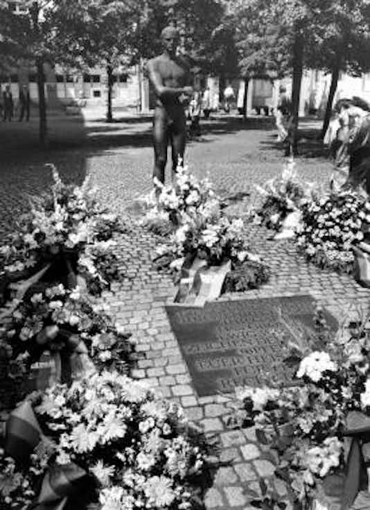 Gedenkfeier, Ehrenhof der Gedenkstätte Deutscher Widerstand in der Stauffenbergstraße, Berlin, 20.07.1992