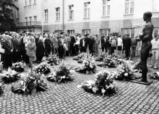 Gedenkfeier, Ehrenhof der Gedenkstätte Deutscher Widerstand in der Stauffenbergstraße, Berlin, 20.07.1993
