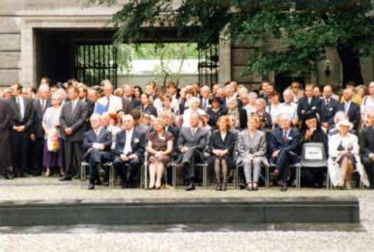 Gedenkfeier, Ehrenhof der Gedenkstätte Deutscher Widerstand in der Stauffenbergstraße, Berlin, 20.07.1999