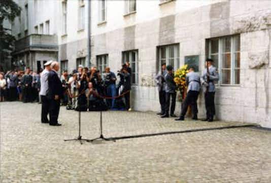 Gedenkfeier, Ehrenhof der Gedenkstätte Deutscher Widerstand in der Stauffenbergstraße, Berlin, 20.07.1999