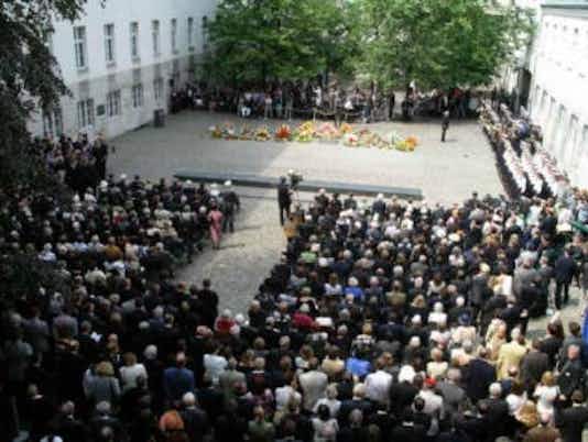 Gedenkfeier, Ehrenhof der Gedenkstätte Deutscher Widerstand in der Stauffenbergstraße, Berlin, 20.07.2004