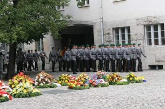 Gedenkfeier, Ehrenhof der Gedenkstätte Deutscher Widerstand in der Stauffenbergstraße, Berlin, 20.07.2011