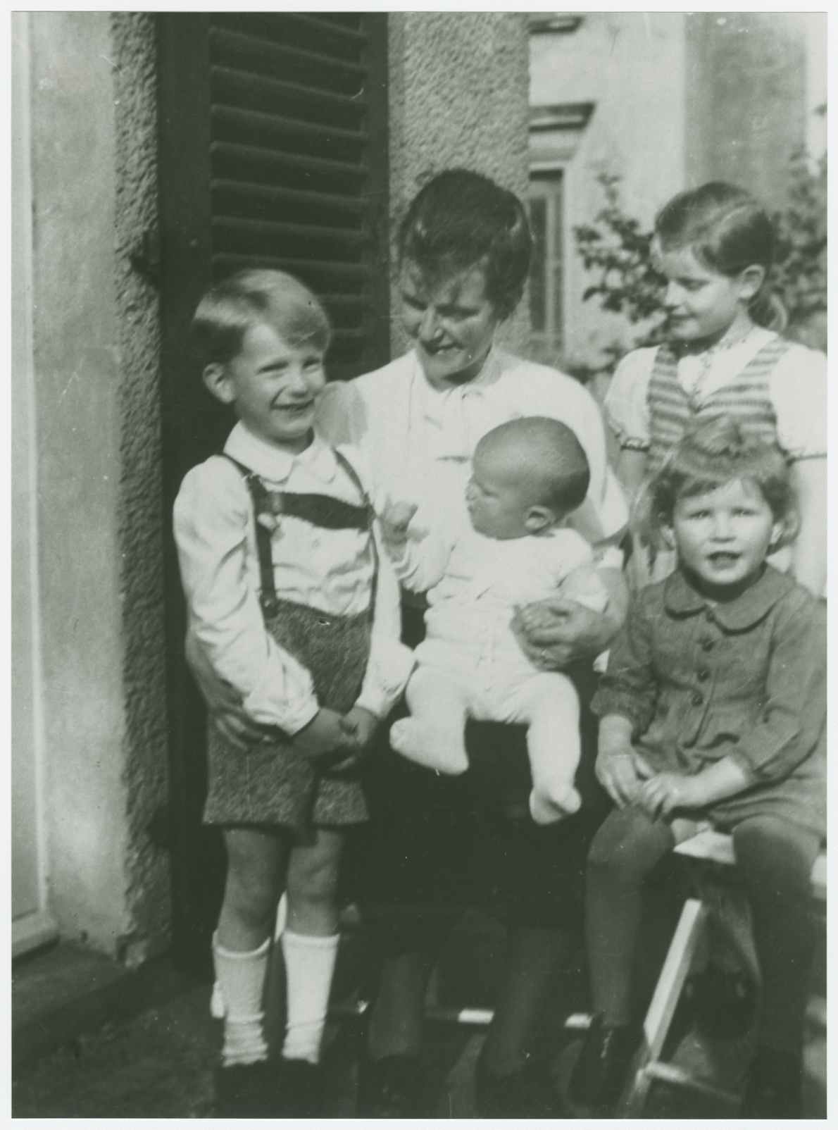 Rosemarie Reichwein mit den Kindern Renate, Roland, Katharina und Sabine, ca. 1941. DIPF/BBF/Archiv: REICH ALBUM FOTO 1132