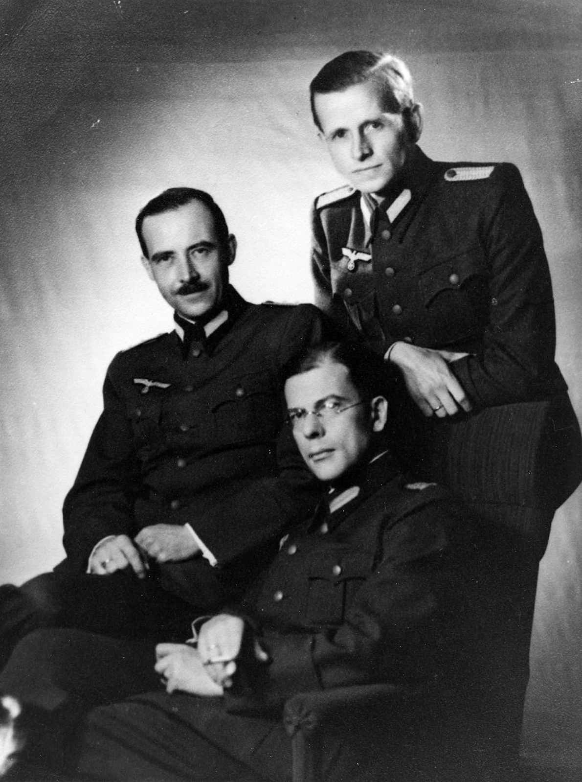 Karl Ludwig Freiherr von und zu Guttenberg (links), Hans von Dohnanyi und Justus Delbrück (rechts), 1942